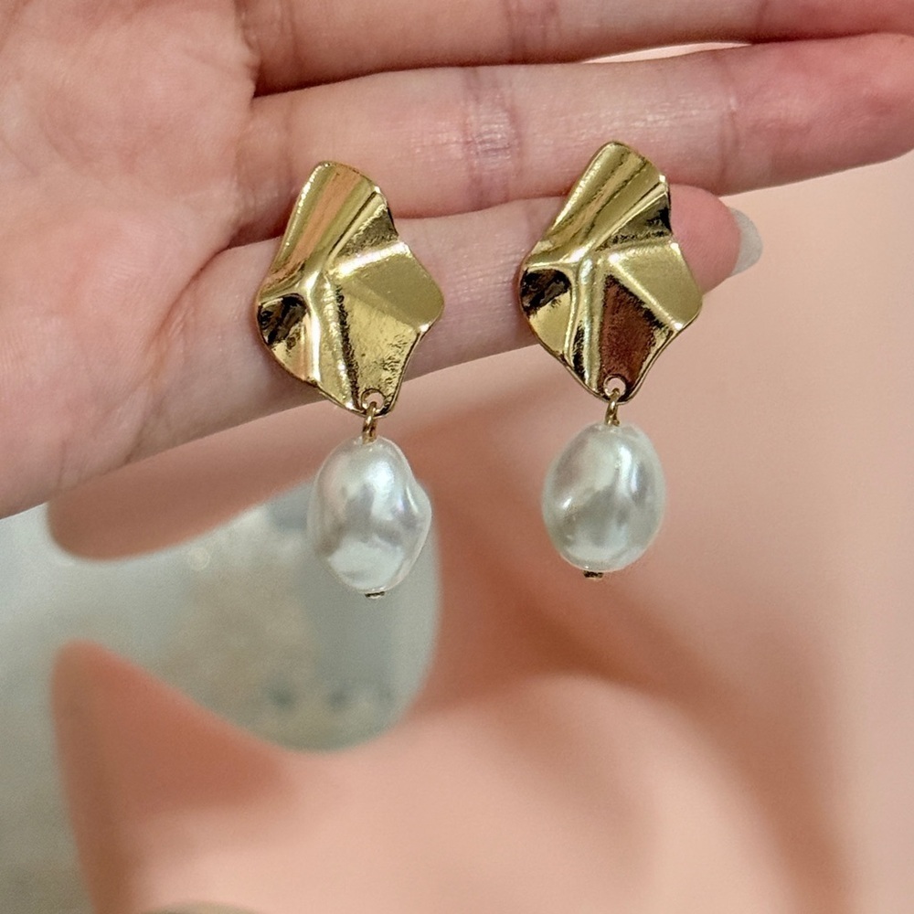 ⚜️ Elegant Gold and Pearl Earrings - Picture 6 of 6